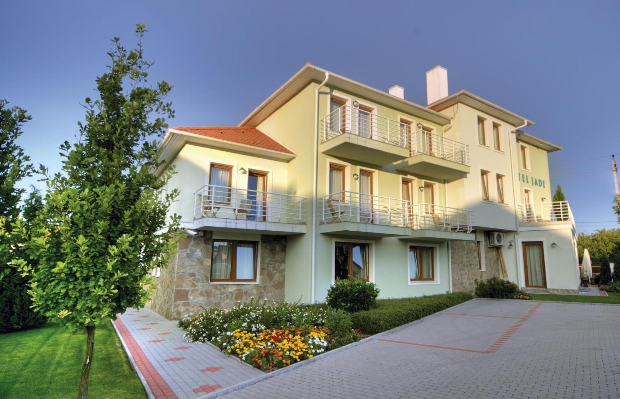 Jade Hotel-Ezuesthid Hotel Veszprem Bagian luar foto