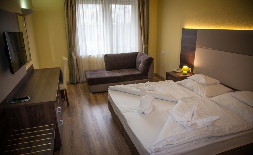 Jade Hotel-Ezuesthid Hotel Veszprem Bagian luar foto