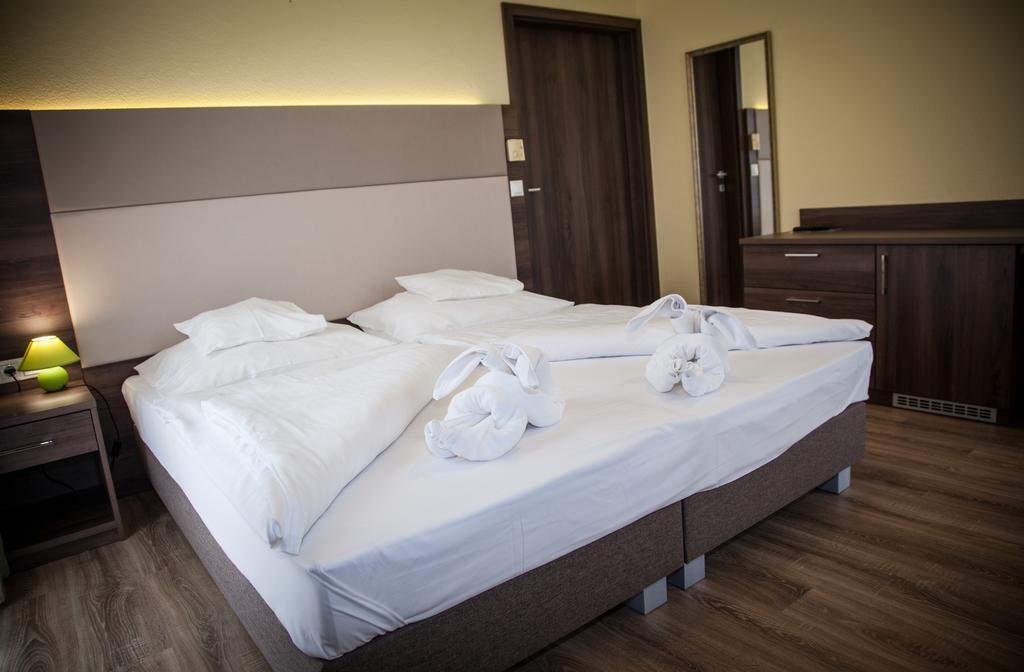 Jade Hotel-Ezuesthid Hotel Veszprem Bagian luar foto