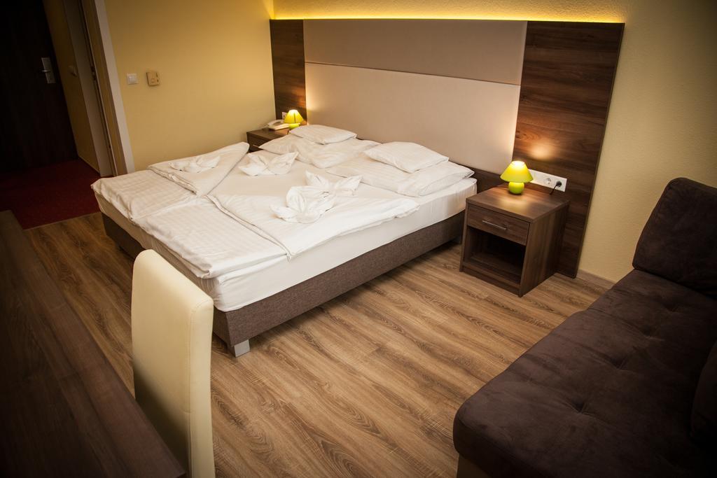 Jade Hotel-Ezuesthid Hotel Veszprem Bagian luar foto