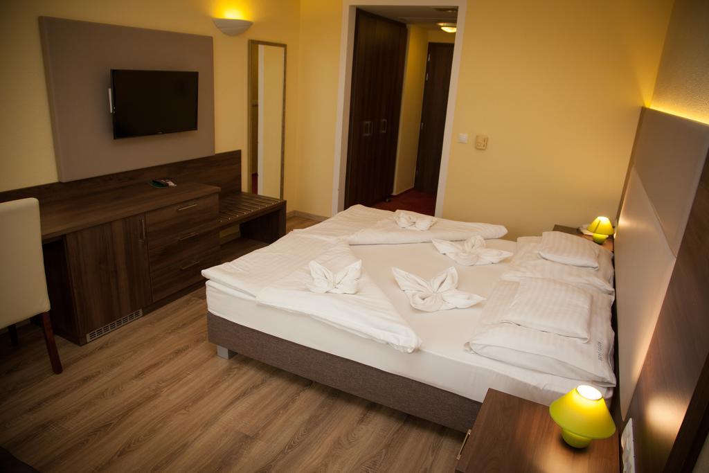 Jade Hotel-Ezuesthid Hotel Veszprem Bagian luar foto