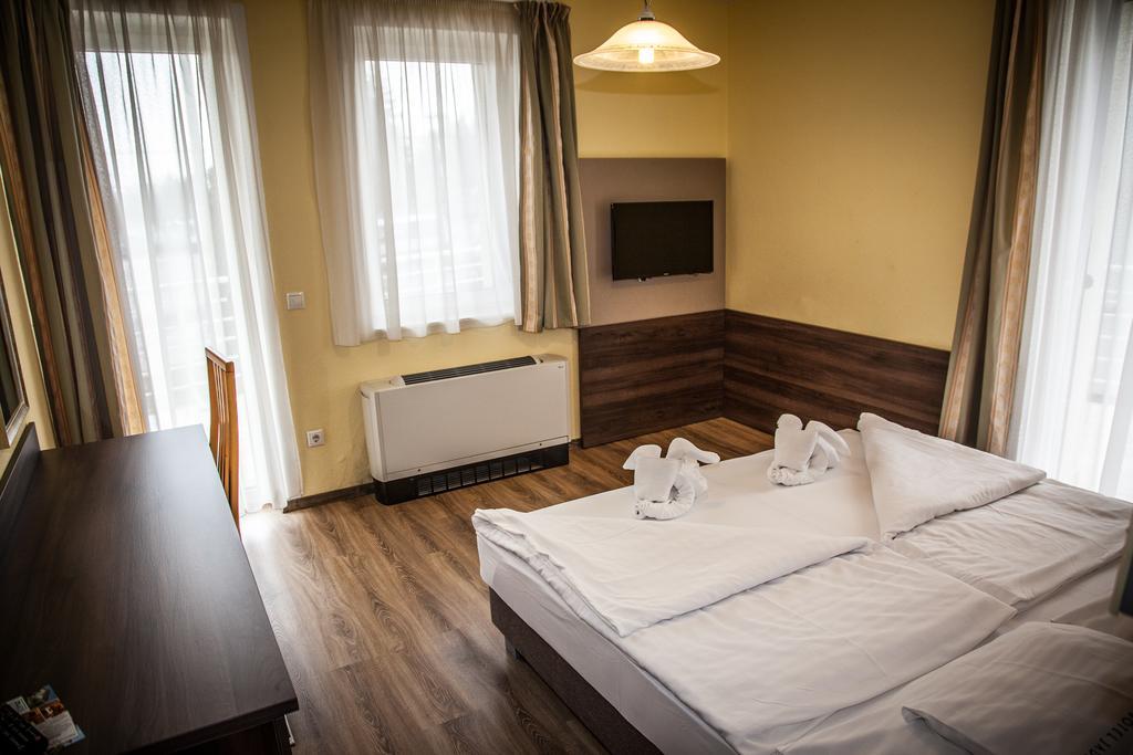 Jade Hotel-Ezuesthid Hotel Veszprem Bagian luar foto