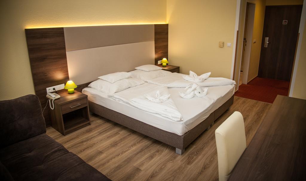 Jade Hotel-Ezuesthid Hotel Veszprem Bagian luar foto