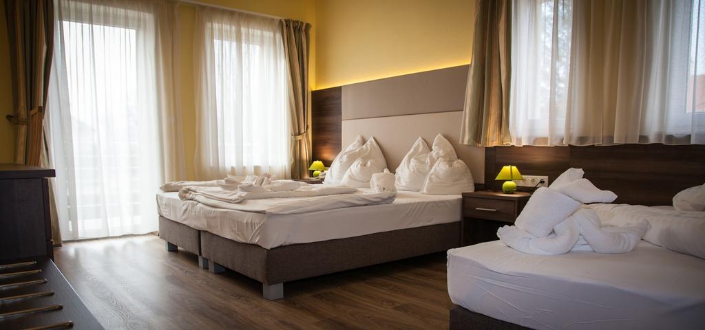 Jade Hotel-Ezuesthid Hotel Veszprem Bagian luar foto