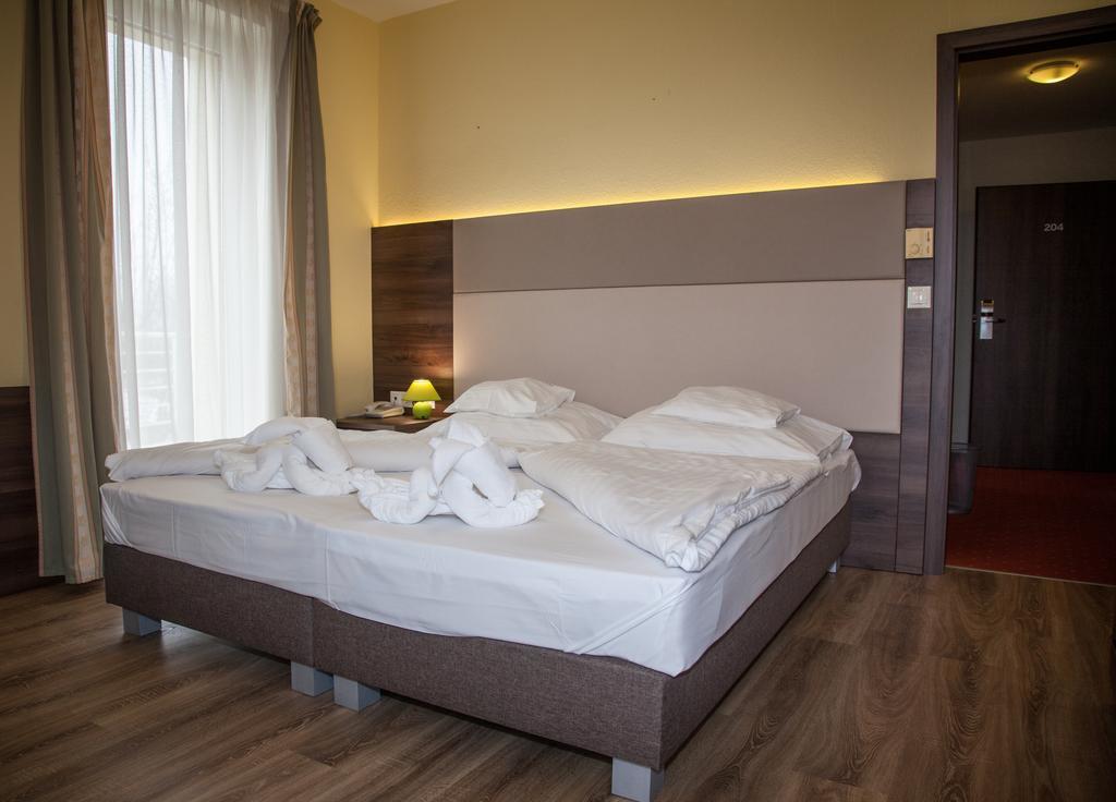 Jade Hotel-Ezuesthid Hotel Veszprem Bagian luar foto