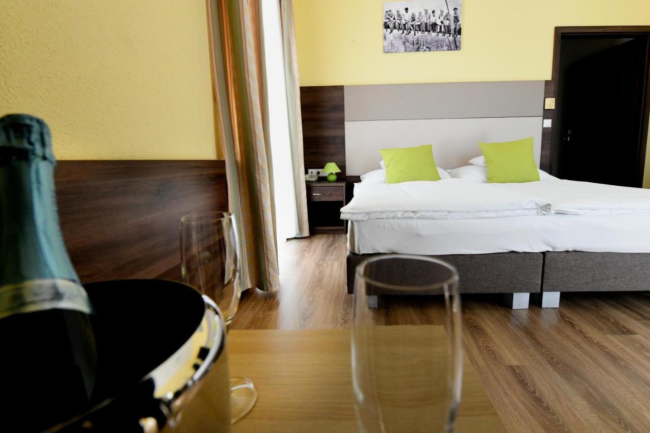 Jade Hotel-Ezuesthid Hotel Veszprem Bagian luar foto