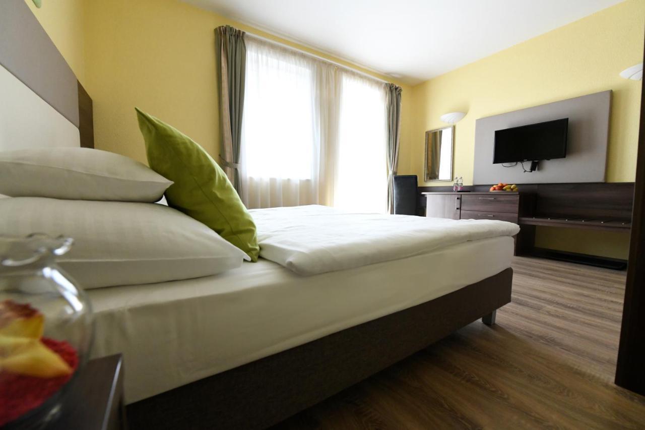 Jade Hotel-Ezuesthid Hotel Veszprem Bagian luar foto