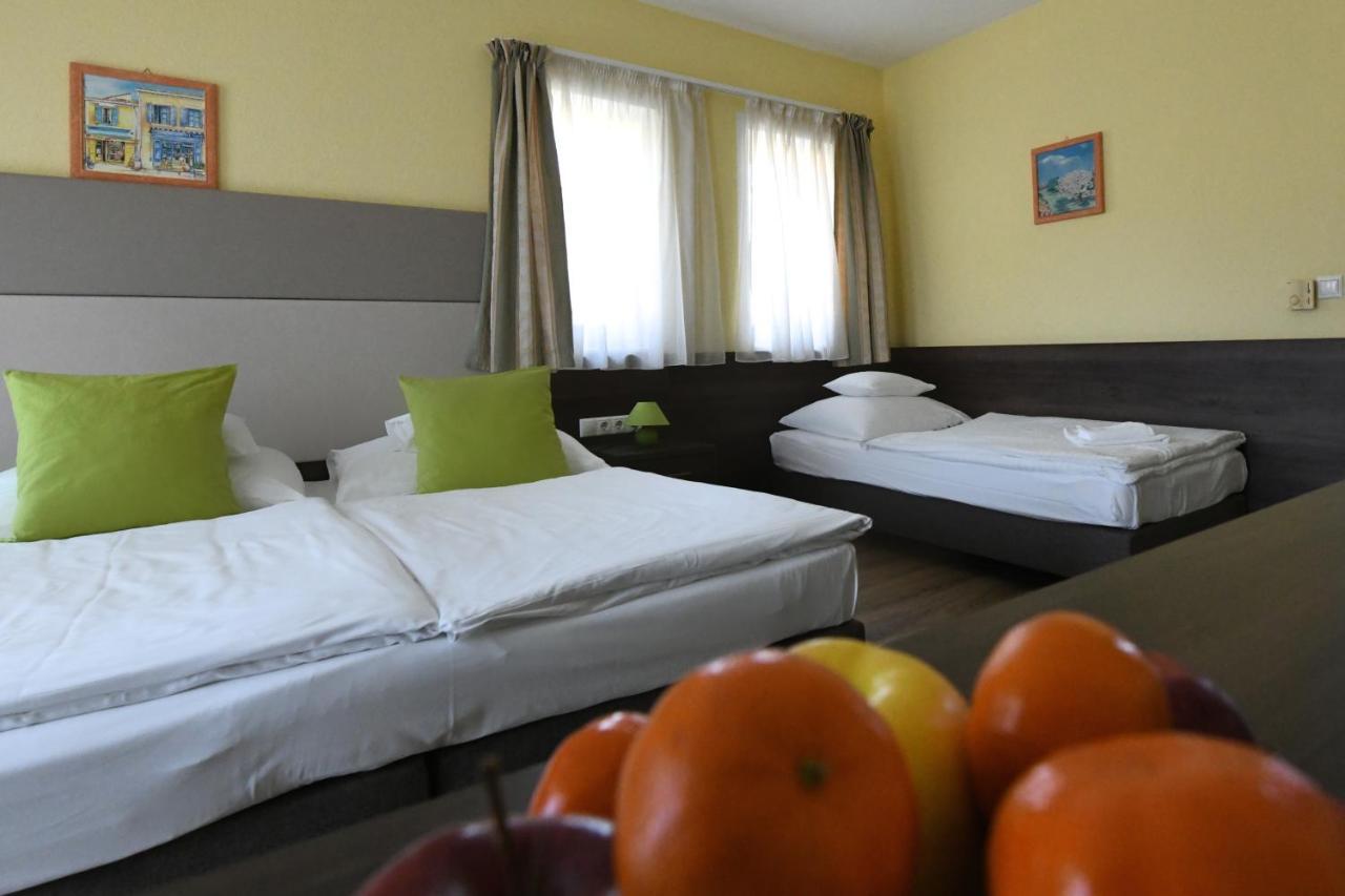 Jade Hotel-Ezuesthid Hotel Veszprem Bagian luar foto