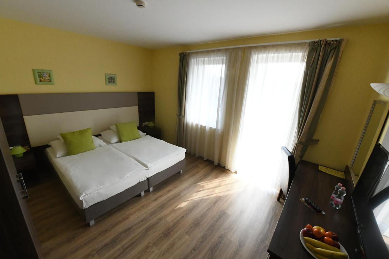 Jade Hotel-Ezuesthid Hotel Veszprem Bagian luar foto