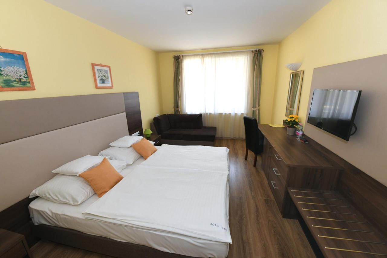 Jade Hotel-Ezuesthid Hotel Veszprem Bagian luar foto