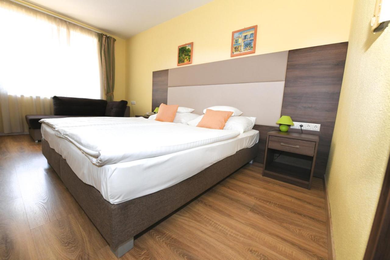 Jade Hotel-Ezuesthid Hotel Veszprem Bagian luar foto