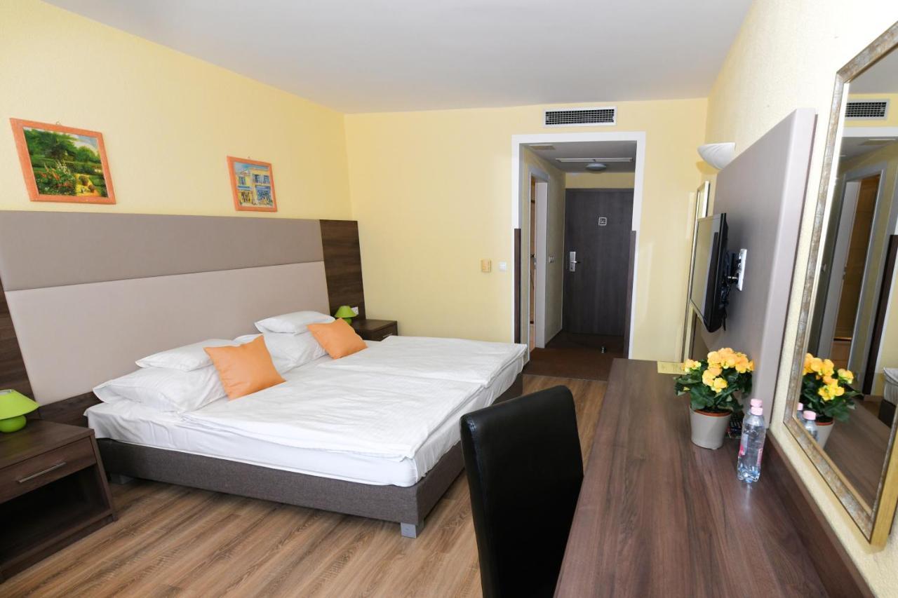 Jade Hotel-Ezuesthid Hotel Veszprem Bagian luar foto