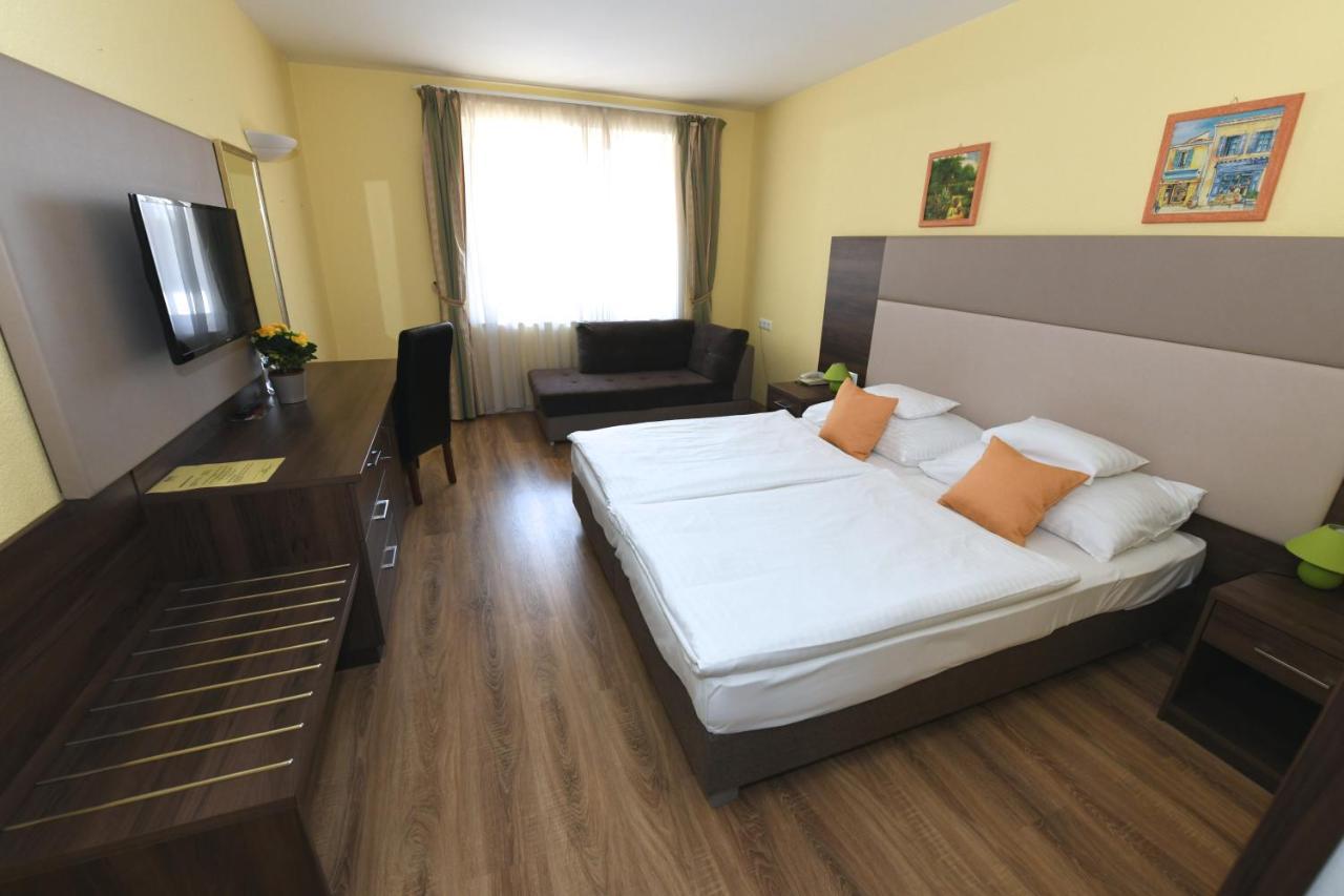 Jade Hotel-Ezuesthid Hotel Veszprem Bagian luar foto